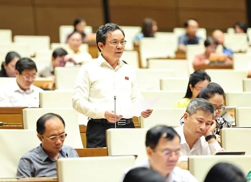 Các đại biểu Quốc hội thảo luận tại hội trường về các dự án luật quan trọng.