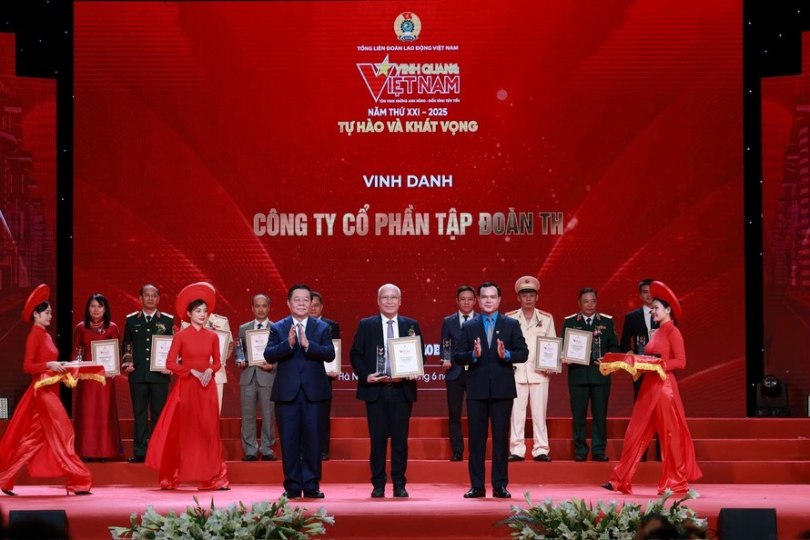 Tập đoàn TH Tập đoàn TH xuất sắc đón nhận giải thưởng "Vinh quang Việt Nam" năm 2025. Ảnh: TH
