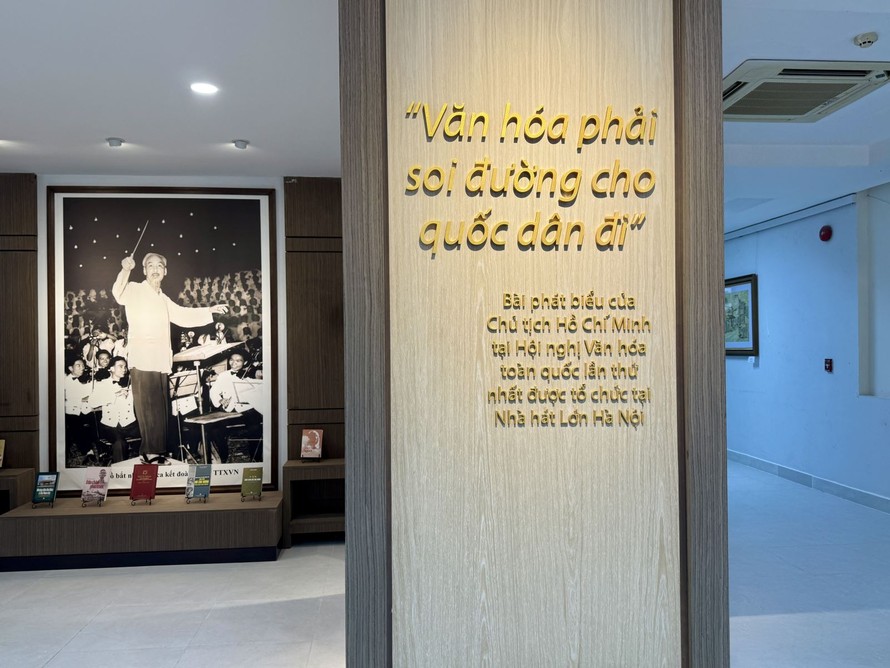 Không gian trưng bày các tác phẩm văn học nghệ thuật tiêu biểu của Hà Nội - Huế - TP Hồ Chí Minh.