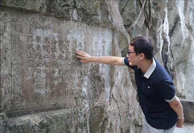 Nhiều nhà nghiên cứu trong và ngoài nước đến tham quan, tìm hiểu về Văn khắc Hán Nôm ở núi Non Nước.