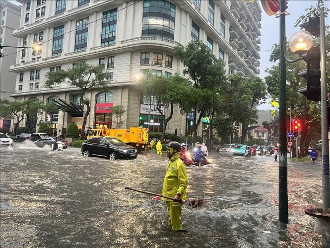 Ngã tư Phan Bội Châu và Lý Thường Kiệt (Hà Nội) bị ngập sâu. Ảnh: Nguyễn Thắng/TTXVN.