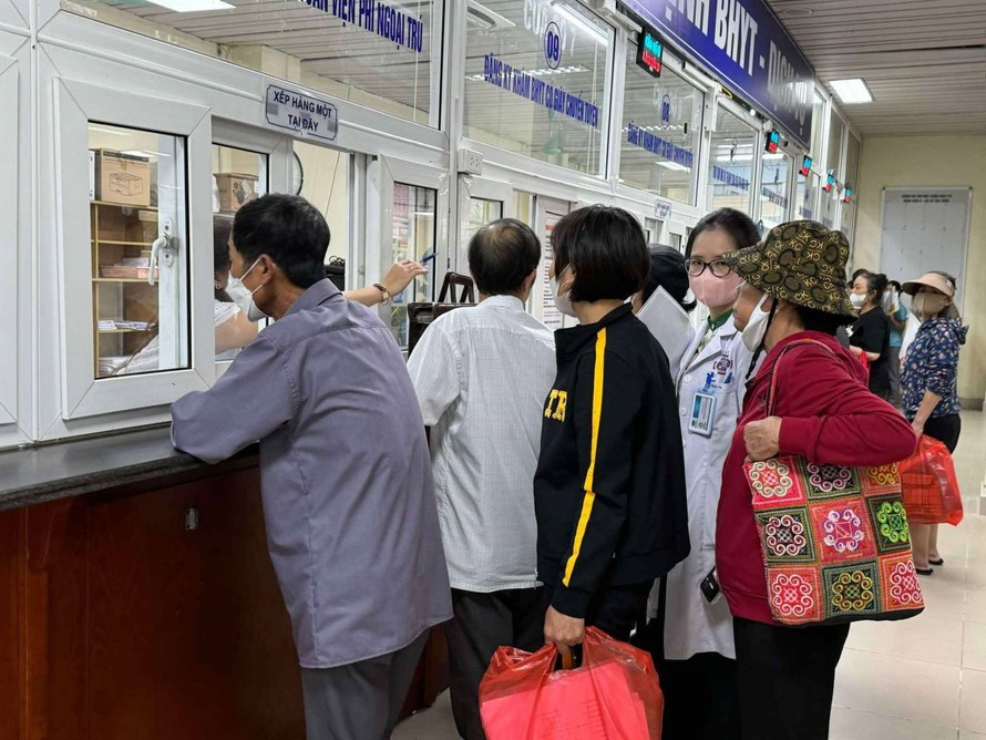 Người bệnh khám BHYT tại cơ sở y tế.