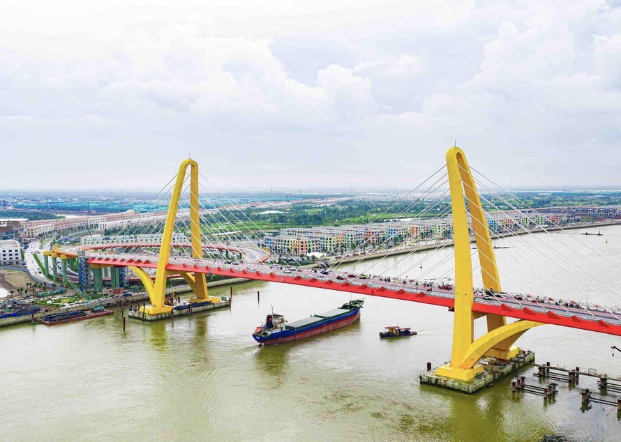 Ngày 15/07/2025 - Cầu Hoàng Gia do Tập đoàn Vingroup đầu tư, kết nối trực tiếp dự án Vinhomes Royal Island với trung tâm thành phố đã chính thức thông xe, rút ngắn thời gian di chuyển từ Vũ Yên tới trung tâm chỉ trong 5 phút.