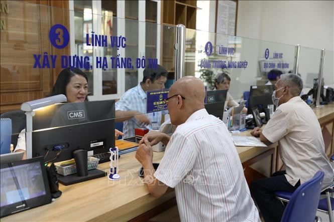 Cán bộ công chức Trung tâm hành chính công phường Kim Liên, thành phố Hà Nội, tiếp công dân.