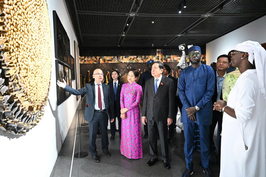  Khoảng 18.000 hiện vật được trưng bày tại bảo tàng gồm cả các hiện vật lịch sử và các tác phẩm đương đại.