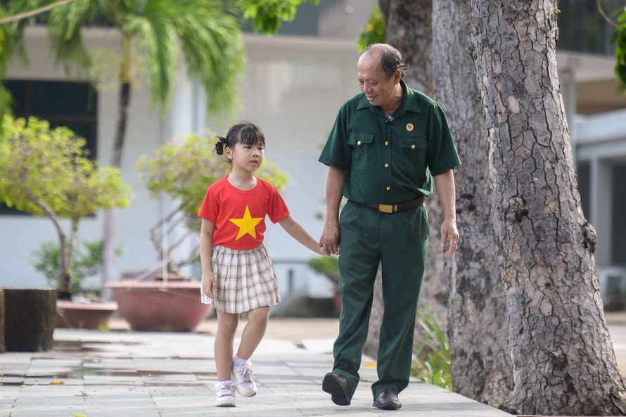 Thượng sĩ Nguyễn Chí Tường cùng con một nhân viên Vinamilk tại Trung tâm Điều dưỡng Thương binh và Người có công Long Đất (Ảnh: Thanh Bình).