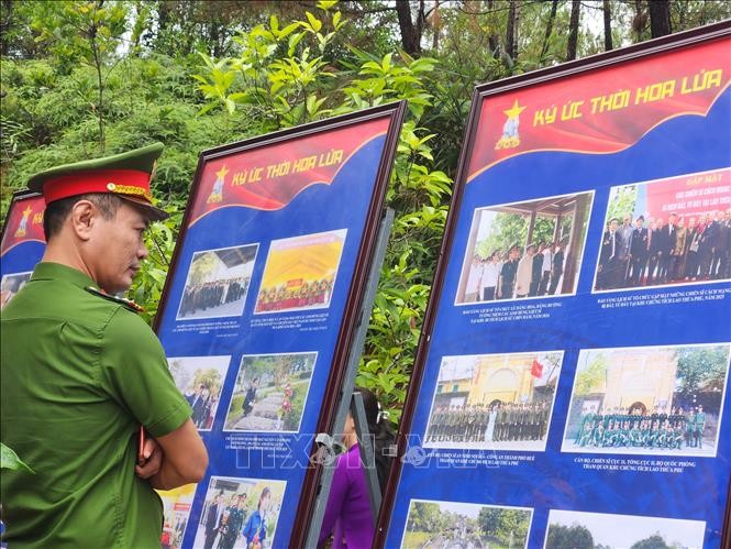 Khách tham quan trưng bày chuyên đề “Ký ức thời hoa lửa”.