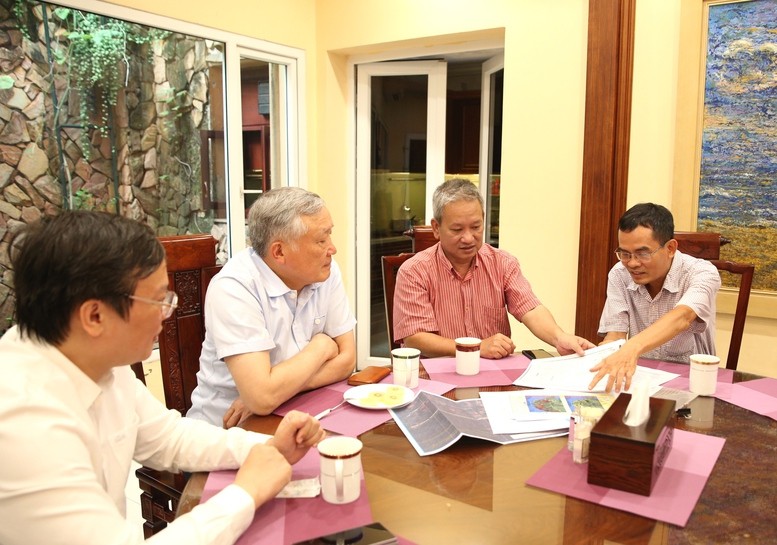 Phó Thủ tướng Thường trực Chính phủ Nguyễn Hòa Bình bày tỏ ấn tượng, đánh giá cao sự nỗ lực không ngừng nghỉ của anh Nguyễn Xuân Thắng (thứ ba từ trái sang) và anh Lâm Hồng Tiên (thứ tư từ trái sang) trong hành trình “Đi tìm liệt sỹ”. Ảnh: VGP/Nguyễn Hoàng.