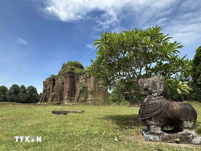 Tháp Chiên Đàn có 3 ngọn tháp gồm tháp Nam, tháp Giữa và tháp Bắc với những tác phẩm điêu khắc quan trọng của nghệ thuật Champa vào thế kỷ 11-12. Ảnh: Đỗ Trưởng/TTXVN.