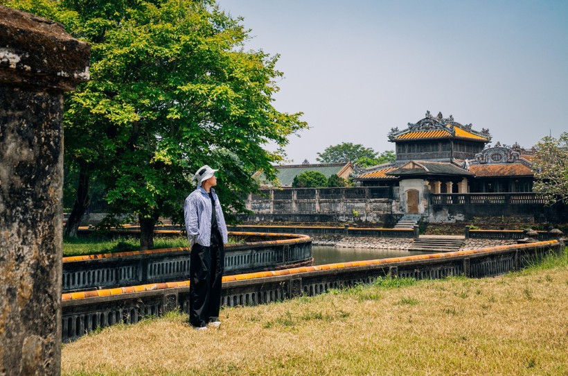 Du khách tham quan di tích ở Huế. Ảnh: Vương Công Nam/TTXVN.