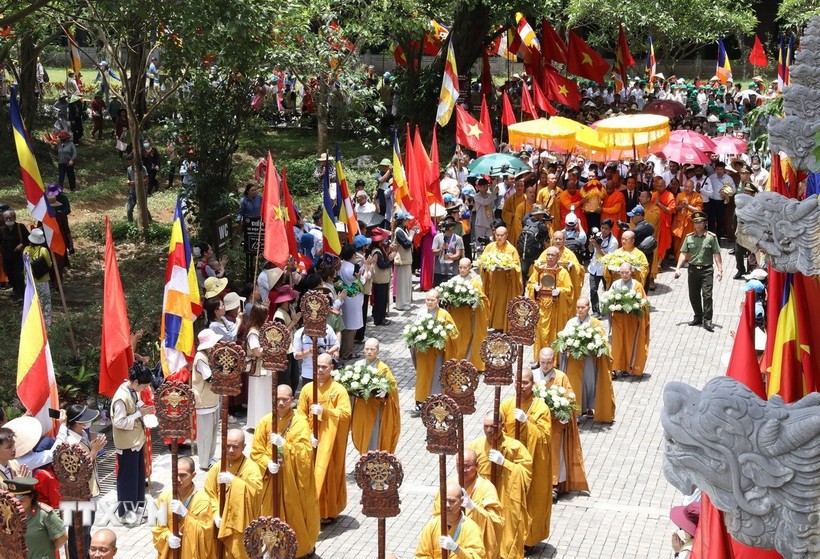 Xá lợi Đức Phật được cung rước về chùa Bái Đính. Ảnh: Đức Phương/TTXVN.