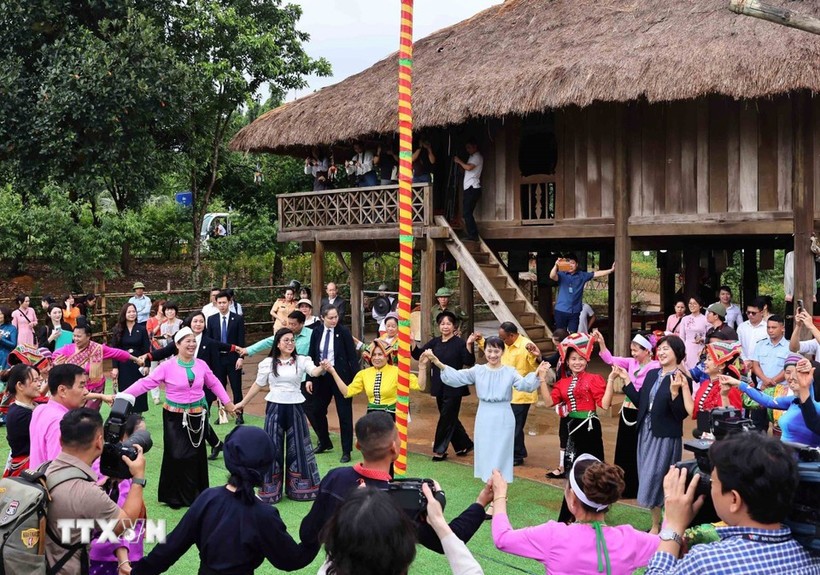 Bà Lê Thị Bích Trân, phu nhân Thủ tướng Phạm Minh Chính và bà Ishiba Yoshiko, Phu nhân Thủ tướng Nhật Bản đến thăm Làng Văn hóa-Du lịch các dân tộc Việt Nam, ngày 28/4 vừa qua. Ảnh: TTXVN.