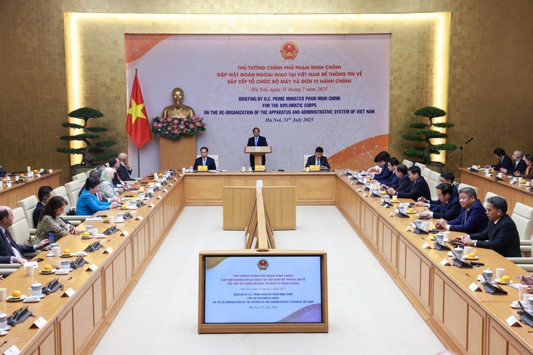 Thủ tướng chủ trì gặp mặt Đoàn Ngoại giao. Ảnh: VGP.