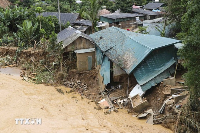 Một số nhà dân ở bản Suối Lư, xã Xa Dung, tỉnh Điện Biên bị đổ sập do mưa lũ. Ảnh: TTXVN.