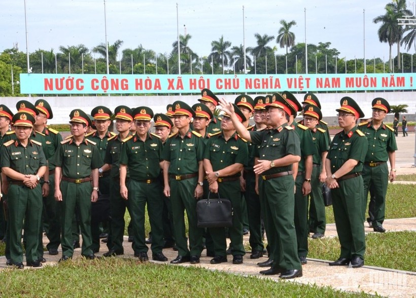 Thượng tướng Hoàng Xuân Chiến và đoàn công tác kiểm tra Dự án đầu tư xây dựng cơ sở hạ tầng phục vụ công tác đón tiếp, tuyên truyền của Ban Quản lý Lăng Chủ tịch Hồ Chí Minh. Nguồn: Quân đội nhân dân.