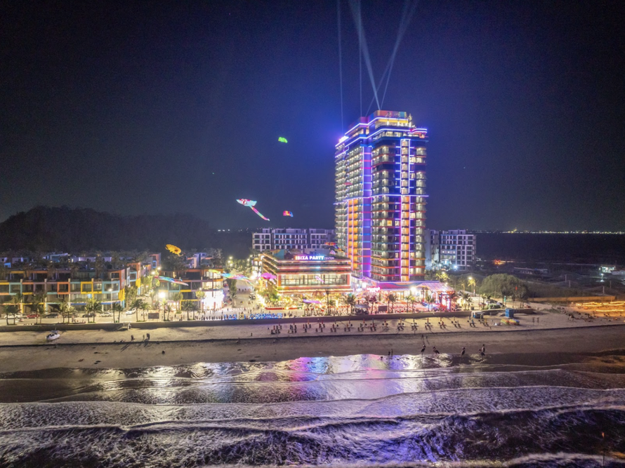 Flamingo Ibiza Hải Tiến đang mở ra một kỷ nguyên mới cho du lịch biển phía Bắc với mô hình kinh tế tiệc tùng vận hành 24/7.