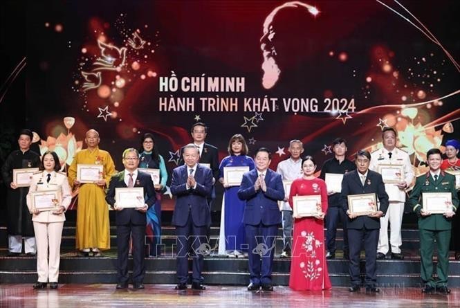 Tổng Bí thư Tô Lâm trao Biểu trưng; Trưởng Ban Tuyên giáo Trung ương Nguyễn Trọng Nghĩa trao Giấy chứng nhận tôn vinh các điển hình tiêu biểu toàn quốc trong học tập và làm theo tư tưởng, đạo đức, phong cách Hồ Chí Minh tại Chương trình” Hồ Chí Minh - Hành trình khát vọng 2024”. Ảnh: Thống Nhất/TTXVN.
