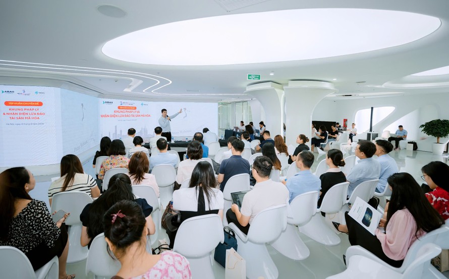 Đông đảo nhà báo, phóng viên tham dự buổi tập huấn.