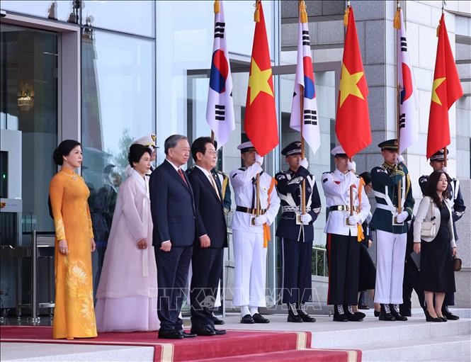 Tổng thống Hàn Quốc Lee Jae Myung và Phu nhân chủ trì Lễ đón Tổng Bí thư Tô Lâm và Phu nhân. Ảnh: Thống Nhất/TTXVN.