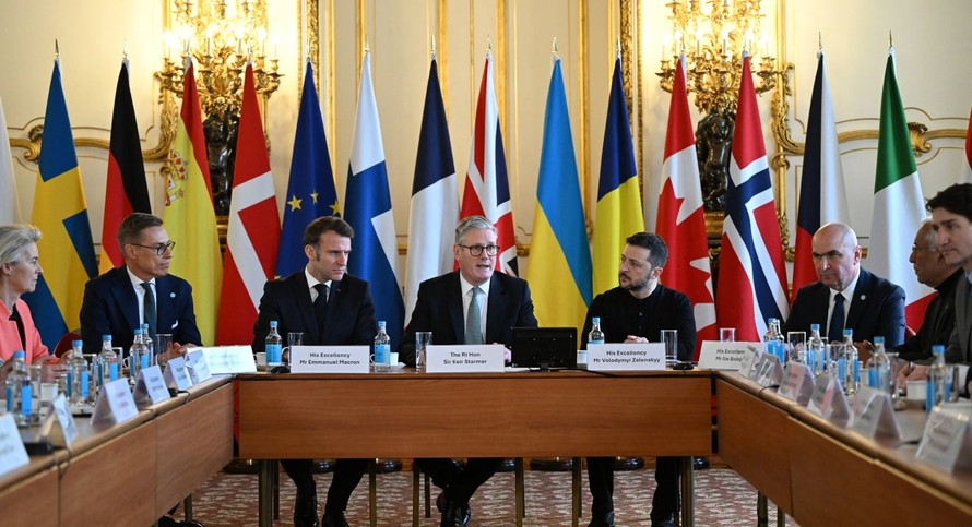 Thủ tướng Anh Keir Starmer (giữa), Tổng thống Pháp Emmanuel Macron (trái) và Tổng thống Ukraine Volodymyr Zelensky, cùng nhiều lãnh đạo dự Hội nghị thượng đỉnh châu Âu về vấn đề Ukraine, ở London (Anh). 