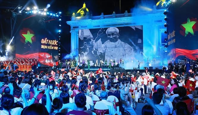 Chương trình nghệ thuật “Hà Nội - Từ mùa Thu lịch sử năm 1945”. Ảnh: Dương Giang/TTXVN.