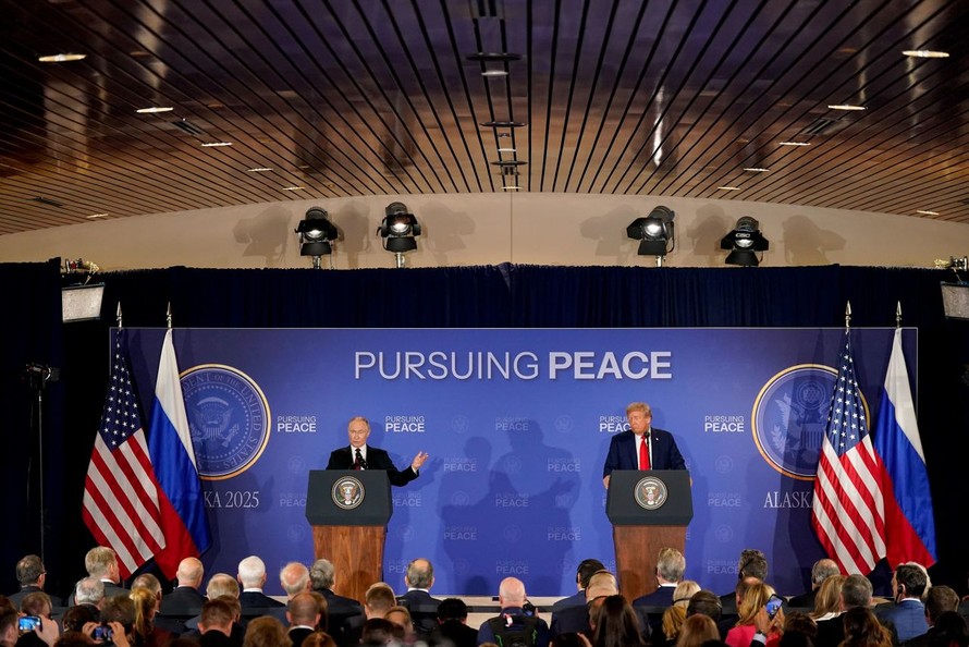 Tổng thống Mỹ Donald Trump (phải) và Tổng thống Nga Vladimir Putin trong cuộc họp báo chung tại Căn cứ Elmendorf-Richardson ở Anchorage, bang Alaska (Mỹ) ngày 15/8/2025. Ảnh: CNN.