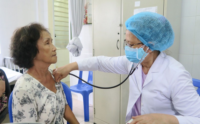 Khám sức khỏe tổng quát miễn phí cho người cao tuổi tại Thành phố Hồ Chí Minh. Ảnh: TTXVN.