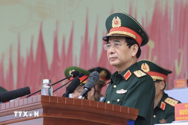 Đại tướng Phan Văn Giang, Ủy viên Bộ Chính trị, Phó bí thư Quân ủy Trung ương, Bộ trưởng Bộ Quốc phòng chủ trì kiểm tra tổng hợp luyện. Ảnh: Tuấn Anh/TTXVN.