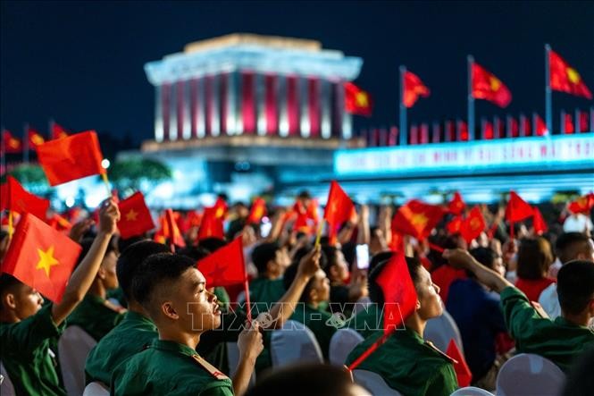 Khán giả dự Chương trình chính luận nghệ thuật ''Dưới cờ vinh quang'' tại Quảng trường Ba Đình, tối 9/8/2025. Ảnh: Phạm Tuấn Anh/TTXVN.