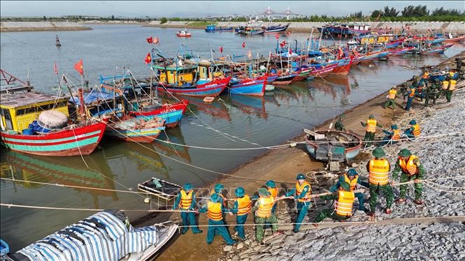 Lực lượng quân đội hỗ trợ neo đậu tại Khu neo đậu tránh trú bão Cửa Hội (xã Đan Hải, tỉnh Hà Tĩnh). Ảnh: Hữu Quyết/TTXVN.