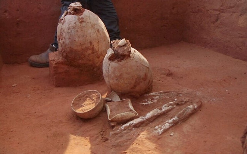 Một chiếc đèn dầu có bốn vòi điển hình của thời kỳ Đồ Đồng, khoảng năm 2.500-2.000 TCN, cùng với các vật phẩm chôn cất khác được phát hiện trong cuộc khai quật ở Yehud. Ảnh: Cơ quan Cổ vật Israel.