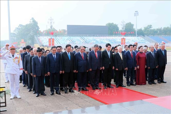 Lãnh đạo Đảng, Nhà nước tưởng niệm Chủ tịch Hồ Chí Minh. Ảnh: An Đăng/TTXVN.