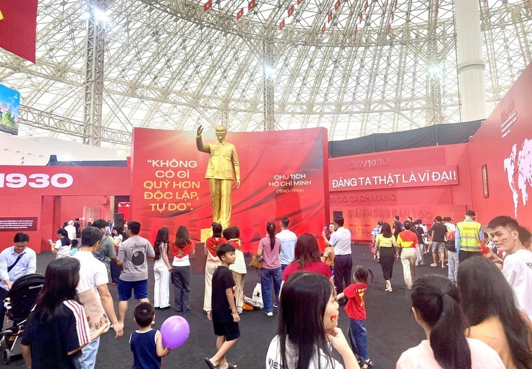 Sức hút từ Triển lãm Thành tựu đất nước vẫn chưa hạ nhiệt. Ảnh: VGP/Diệu Anh.
