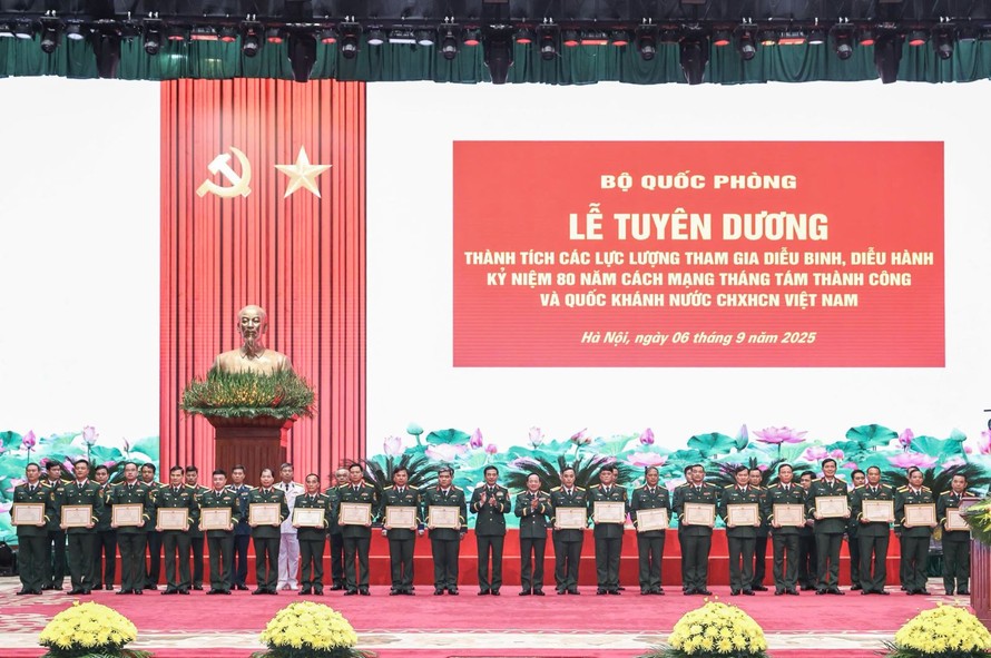 Đồng chí Đại tướng Phan Văn Giang tặng Bằng khen của Bộ Quốc phòng cho các tập thể, cá nhân.