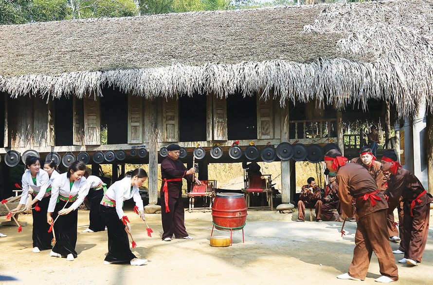 Giữ gìn, phát huy văn hóa Mường trong không gian mới