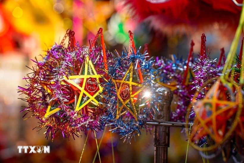 Đèn ông sao rực rỡ sắc màu Trung thu trên phố Hàng Mã. Ảnh: Khánh Hoà/TTXVN.