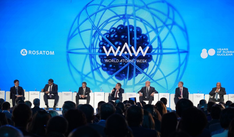 Tổng Giám đốc Tập đoàn năng lượng nguyên tử Nga Alexey Likhachev (ngồi giữa) chủ trì phiên toàn thể. Ảnh: Trần Hải/TTXVN.