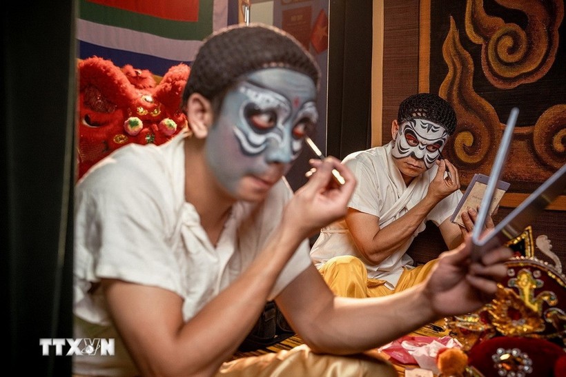 Tuồng là loại hình sân khấu ước lệ, vậy nên cách hóa trang của tuồng cũng đặc biệt, nhằm để thể hiện rõ các tuyến nhân vật; các tuyến nhân vật của tuồng chủ yếu là: kép, tướng, đào, đào võ, lão,... với mỗi loại nhân vật lại có cách hóa trang riêng. Ảnh: Khánh Hòa/TTXVN.