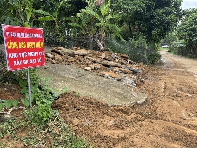 Chính quyền xã Suối Hai đã tiến hành thu dọn đất đá sạt lở từ trên núi và đặt biển cảnh báo tại thôn 9, xóm Xẩm. Ảnh: Quốc Lũy/TTXVN.