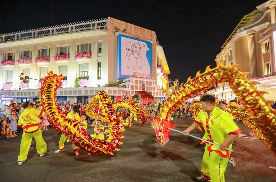 Lễ rước đèn “Đêm hội Trăng Rằm” quanh khu vực Hồ Hoàn Kiếm. Ảnh: Khánh Hòa/TTXVN.