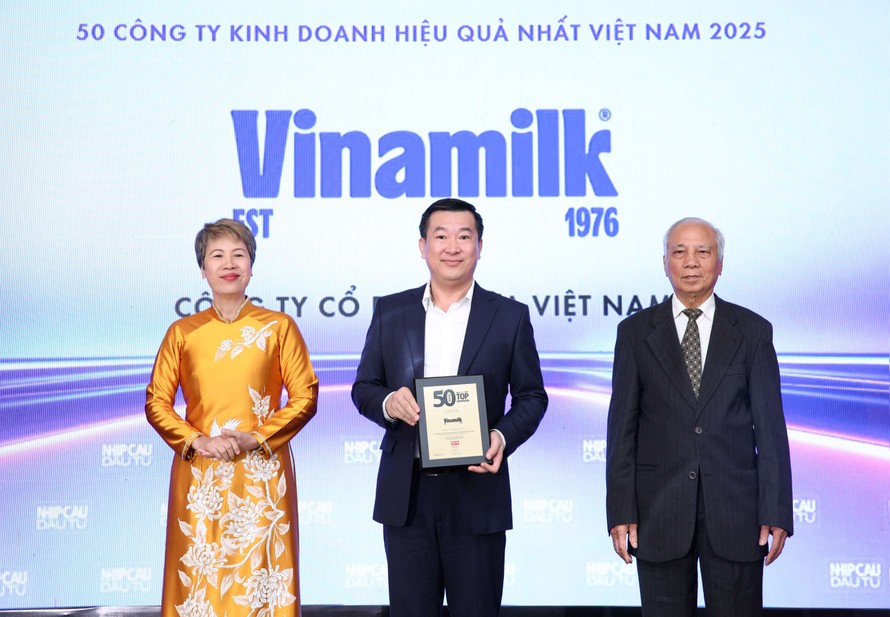 Đại diện Vinamilk - Ông Đỗ Thanh Tuấn, Giám đốc Đối ngoại - nhận vinh danh Top 50 Công ty kinh doanh hiệu quả nhất Việt Nam 2025. Ảnh: Nguyễn Hoàng