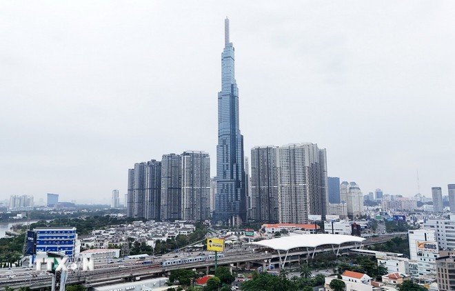 Đoàn tàu metro tuyến Bến Thành - Suối Tiên chạy qua Thành phố. Ảnh: Hồng Đạt/TTXVN.