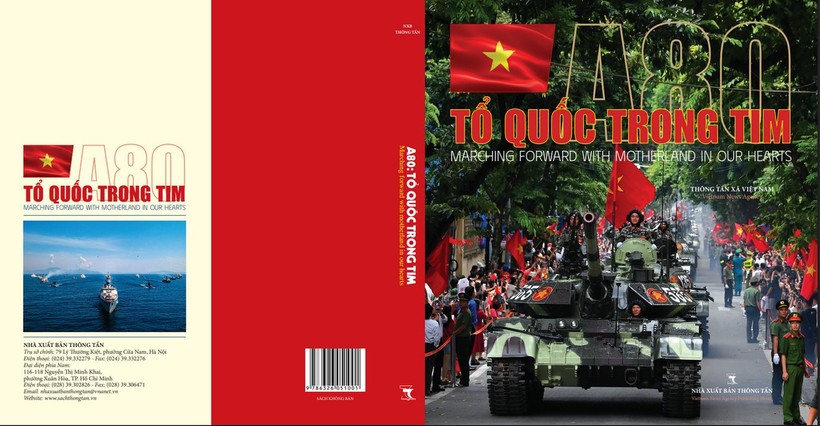 Bìa sách ảnh song ngữ "A80: Tổ quốc trong tim"