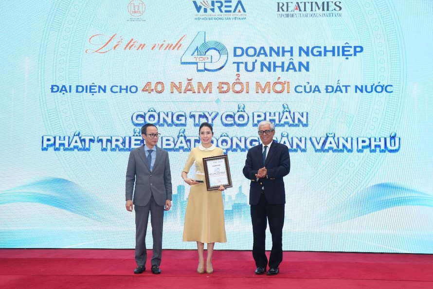 Đại diện Văn Phú nhận vinh danh Top 40 doanh nghiệp tư nhân tiêu biểu đại diện cho 40 năm đổi mới của đất nước