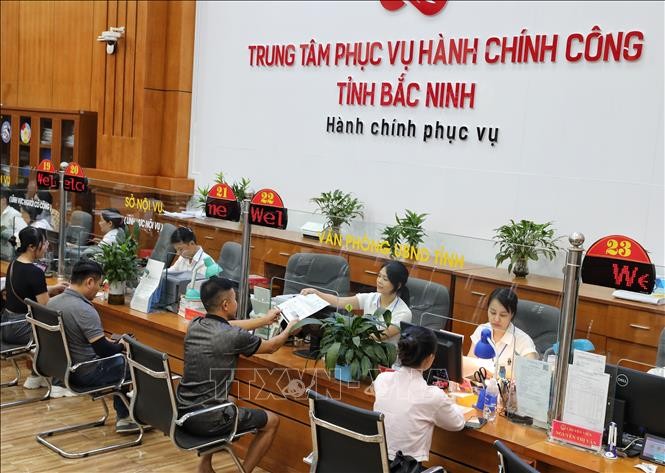 Bộ máy vận hành thông suốt, tạo thuận lợi cho người dân tại Trung tâm Phục vụ hành chính công tỉnh Bắc Ninh. Ảnh: Danh Lam/TTXVN.