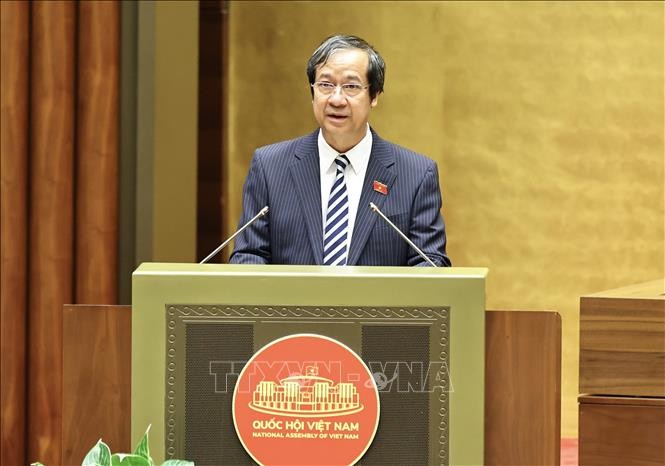 Bộ trưởng Bộ Giáo dục và Đào tạo Nguyễn Kim Sơn trình bày Tờ trình về 03 dự án luật: Luật sửa đổi, bổ sung một số điều của Luật Giáo dục; Luật Giáo dục đại học (sửa đổi); Luật Giáo dục nghề nghiệp (sửa đổi). Ảnh: Minh Đức/TTXVN.