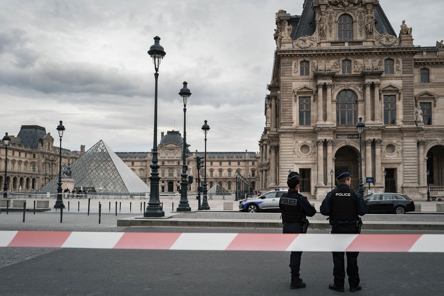 Vụ trộm tại bảo tàng Louvre gây áp lực lên chính phủ Pháp