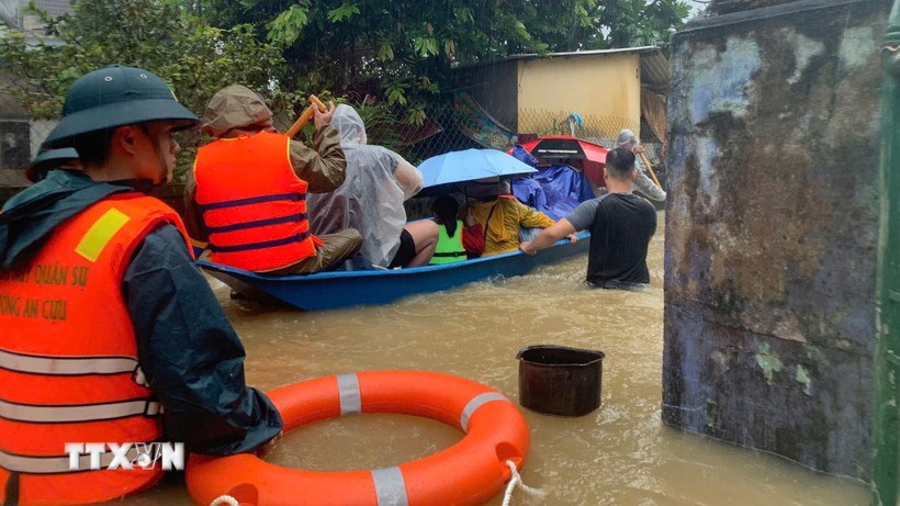 Huế "gồng mình" ứng phó với các đợt mưa lũ liên tiếp