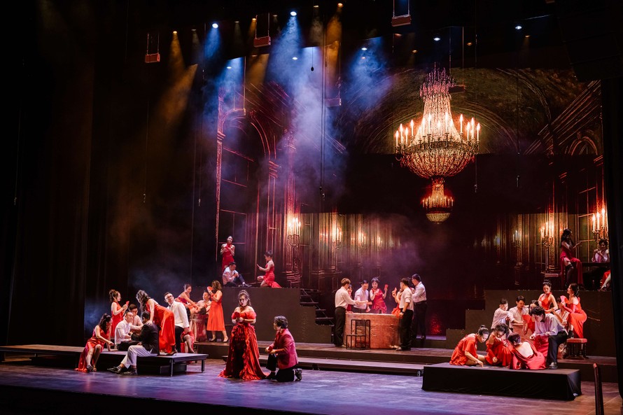 Khi tấm màn nhung mở ra, khán giả Hà Nội như được quay lại Paris thế kỷ XIX. Âm nhạc Verdi cất lên, dẫn dắt khán giả bước vào không khí xa hoa, nơi khởi đầu một mối tình định mệnh.