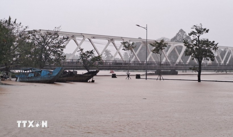 Bờ Nam sông Hương, phường Thuận Hóa, thành phố Huế bị ngập sáng 27/10. Ảnh: Nguyên Lý/TTXVN.